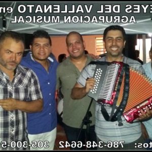 Grupo vallenato Miami en presentación nocturna